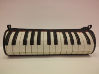 ZEBRA MUSIC PIÓRNIK Z KLAWIATURĄ FORTEPIANU P01