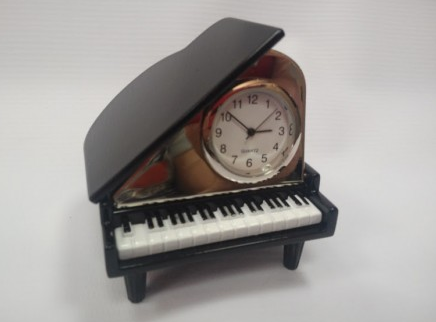 ZEBRA MUSIC MINIATURA FORTEPIANU Z ZEGARKIEM