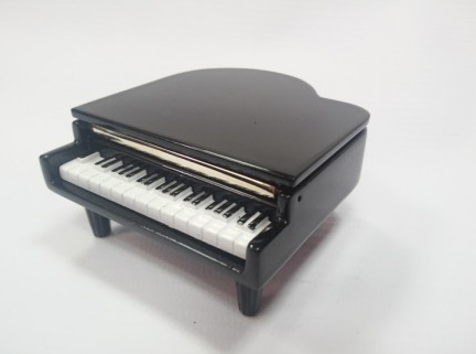 ZEBRA MUSIC MINIATURA FORTEPIANU Z ZEGARKIEM