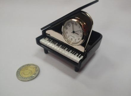 ZEBRA MUSIC MINIATURA FORTEPIANU Z ZEGARKIEM