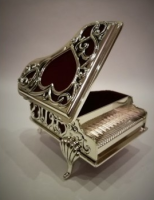 ZEBRA MUSIC SZKATUŁKA FORTEPIAN W KOLORZE SREBRNYM KASETKA