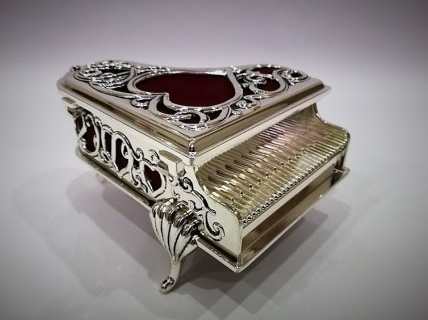 ZEBRA MUSIC SZKATUŁKA FORTEPIAN W KOLORZE SREBRNYM KASETKA