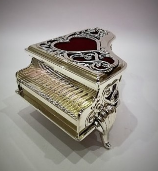 ZEBRA MUSIC SZKATUŁKA FORTEPIAN W KOLORZE SREBRNYM KASETKA