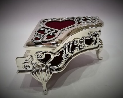 ZEBRA MUSIC SZKATUŁKA FORTEPIAN W KOLORZE SREBRNYM KASETKA