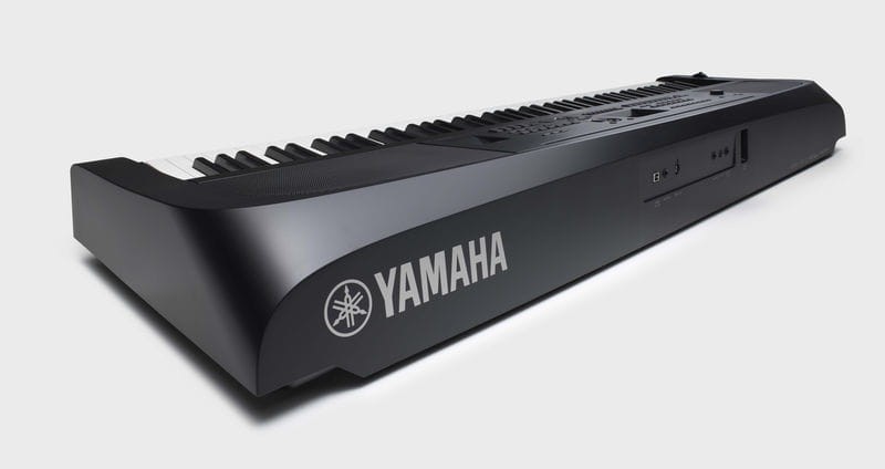 YAMAHA DGX-670 B