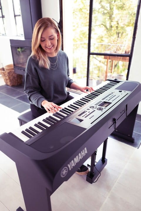YAMAHA DGX-670 B